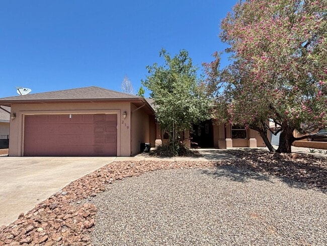 Primary Photo - Spacious 4 Bedroom 2 Bath Home near Golf C...