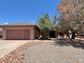 Building Photo - Spacious 4 Bedroom 2 Bath Home near Golf C...