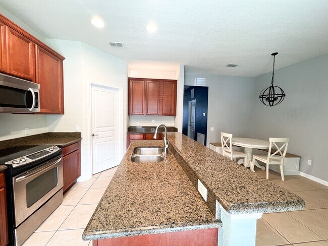 Building Photo - Stunning 3/2.5 Windermere Townhome