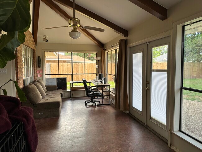 Building Photo - 8641 Chalmette Dr