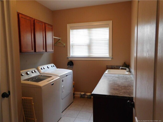 Building Photo - 100 Heather Brook Cir