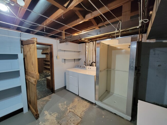 Building Photo - 2316 Royal Dr