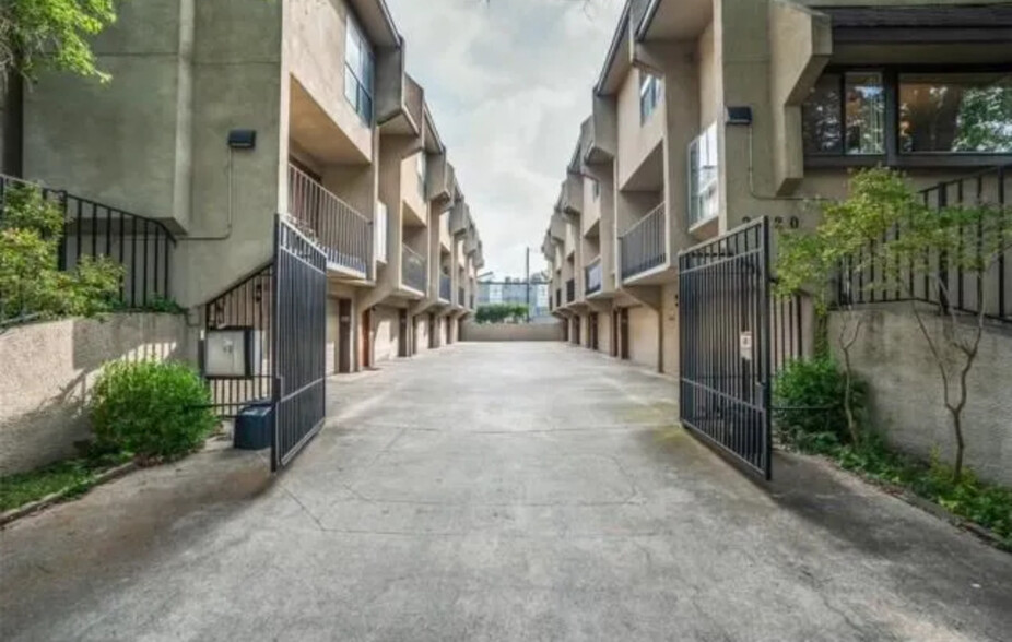 Primary Photo - 2020 N Garrett Ave