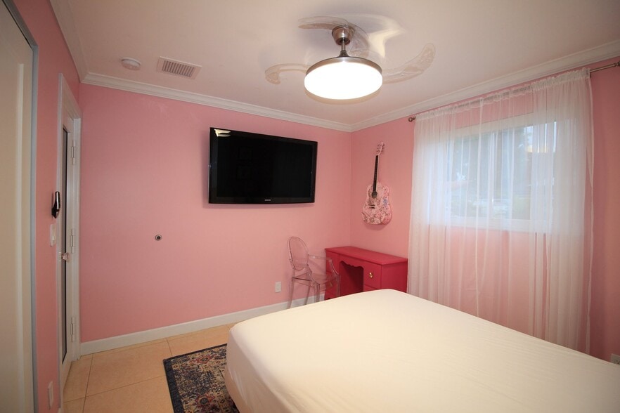 Building Photo - 1031 N 74th Terrace