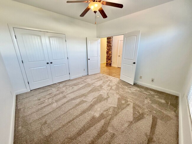 Building Photo - 988 E Silver Falls Dr
