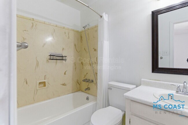 Building Photo - 167 Daisy St