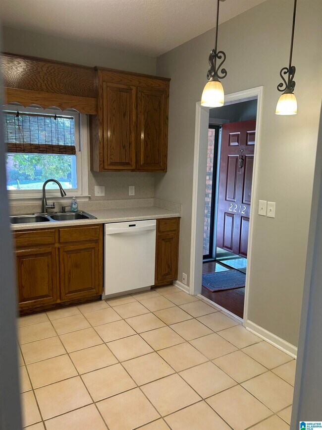Building Photo - 2212 Ascot Ln