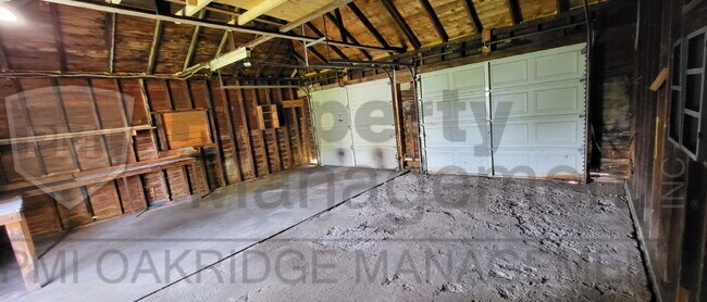 Building Photo - 3 Bedroom Home with 2 Car Garage