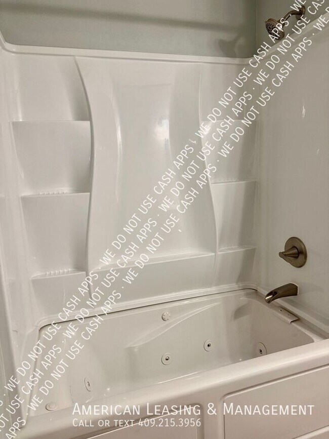 Building Photo - 819 Willow Oak St