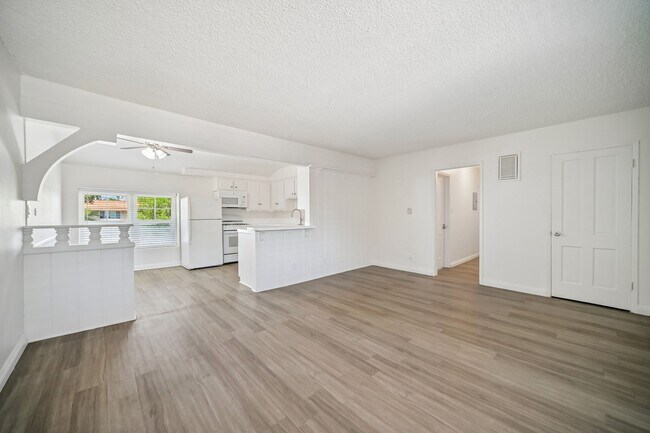 Kitchen-Livingroom - Winnetka Gardens Apartments