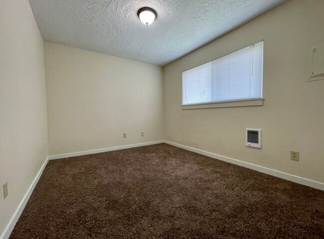 Building Photo - **FREE FIRST MONTH'S RENT** Montavilla 2 Bedroom Upstairs Apartment w/ A/C and Off Street Parking...