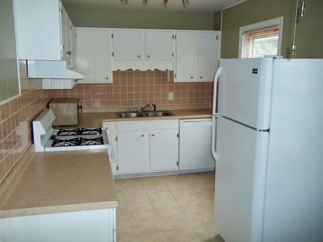 Building Photo - Darling 4 Bed 2 Bath Ranch in Olathe-Comin...