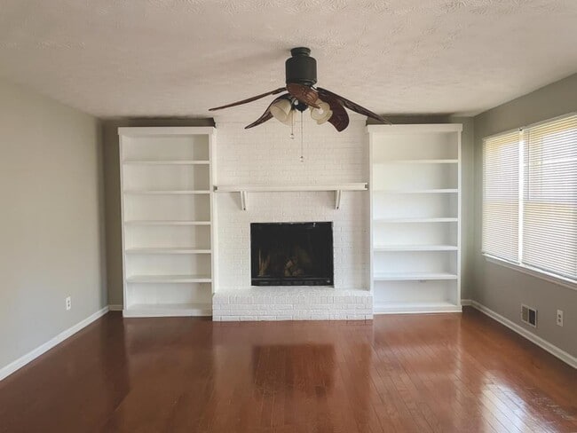 Building Photo - 2021 Hunters Cove Dr