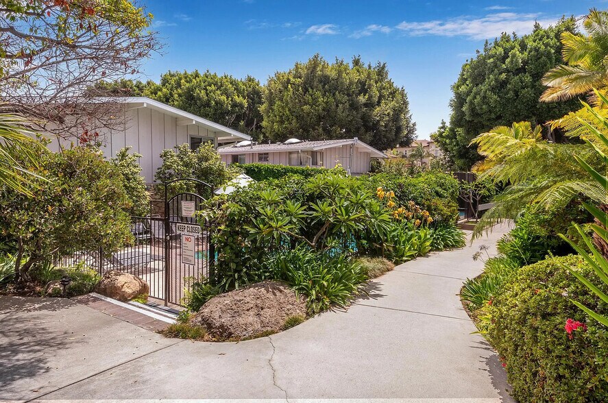 Building Photo - 4040 Grand View Blvd