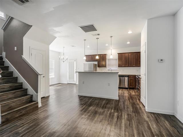 Building Photo - 4916 Villas Dr
