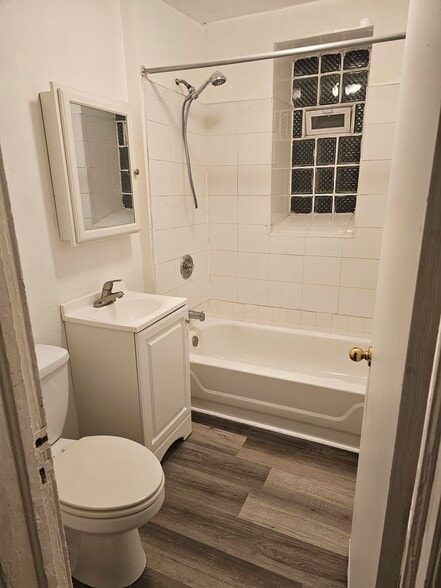BATHROOM - 3535 S Hamilton Ave