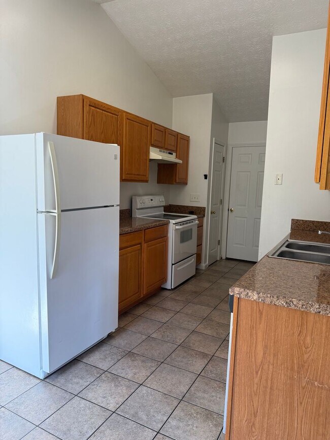 Building Photo - 3 Bedroom 2 Bathroom Ranch Home