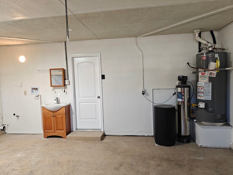 Building Photo - 15192 Tungwood St