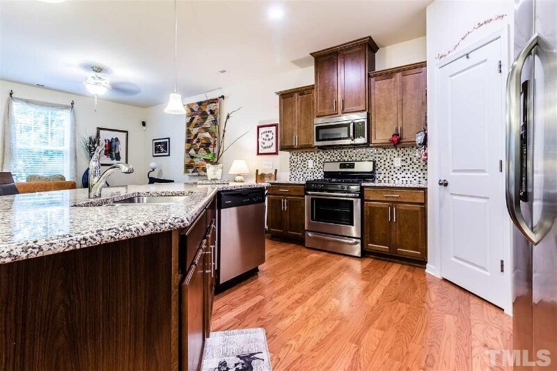 Building Photo - 922 Saratoga Dr