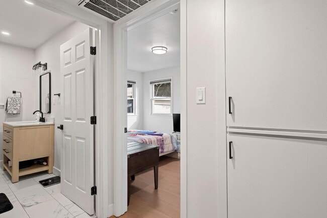 Building Photo - 8 17th St