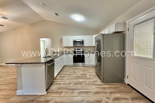 Building Photo - AVAILABLE NOW! 3/2 in Milton!