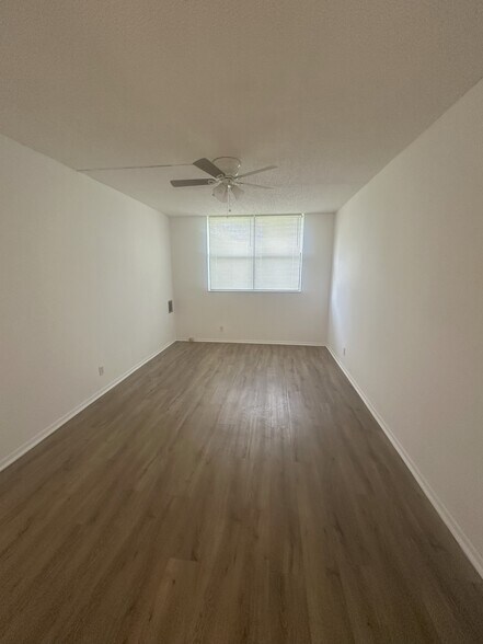 Bedroom - 2501 Riverside Dr