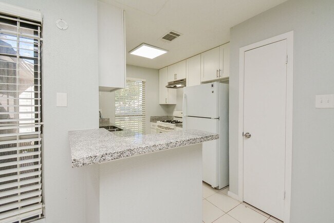 Building Photo - Charming Home for Rent in Southwest Houston !