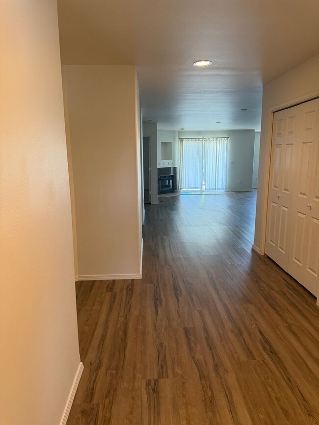 Building Photo - Large Duplex, Pelican Pointe Area
