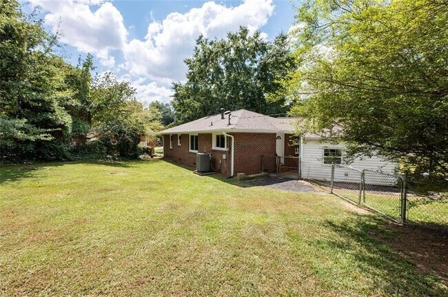 Building Photo - 208 Yancy Dr SE