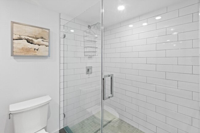 Building Photo - 115 Lakeshore Dr