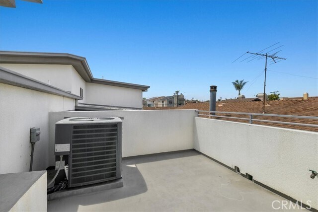 Building Photo - 2415 Carnegie Ln