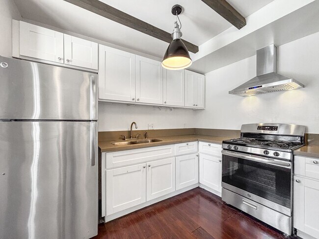 Building Photo - Gorgeous 1B/1BA Upgraded Duplex in City He...