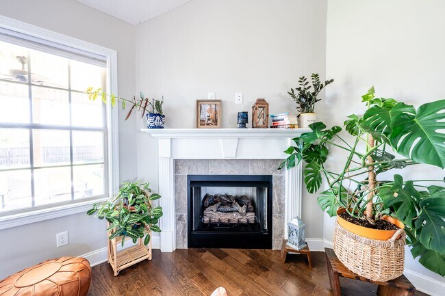 Building Photo - Pet Friendly Three Bedroom!