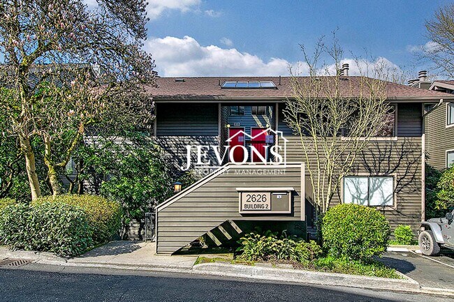 Building Photo - Top-floor 2-level condo with brand-new kit...
