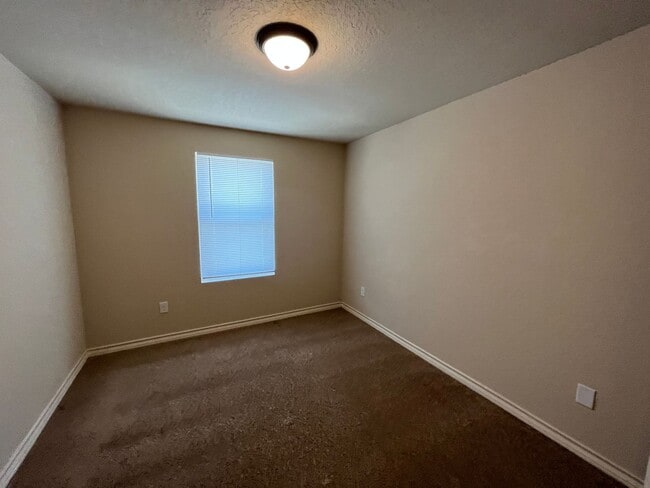 Building Photo - 6866 Lakeview Dr.