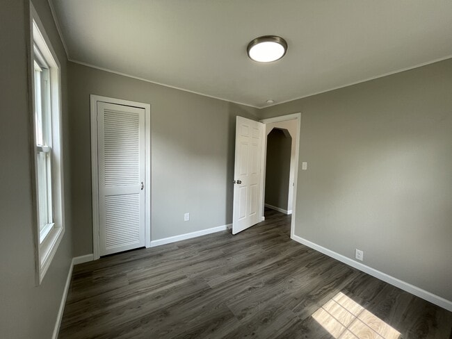 Building Photo - 3510 Lakeshore Dr