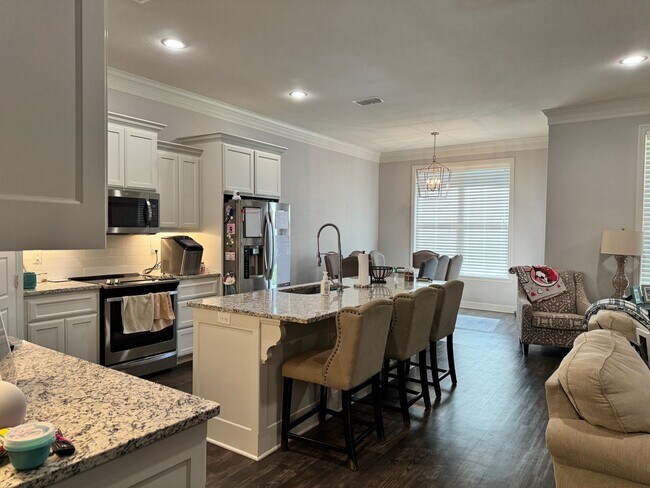 Building Photo - 1017 Stagecoach Bend
