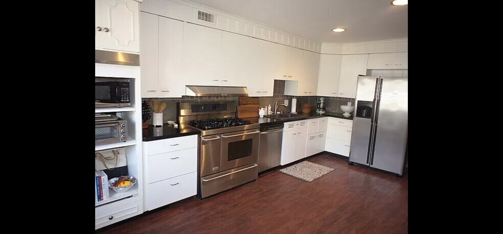 Building Photo - 901 S Broadway St