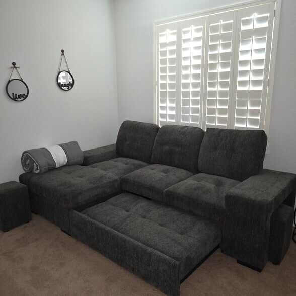 Guest room with convertible couch bed - 280 E Indigo Dr