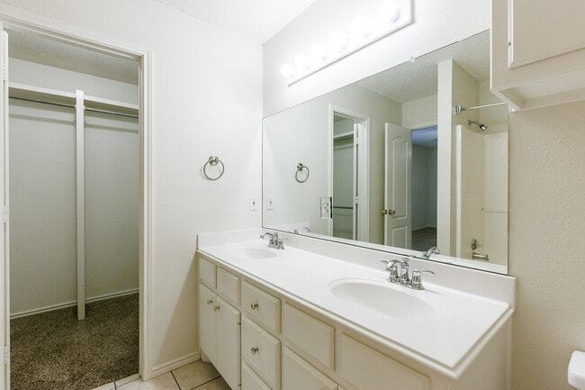 Building Photo - Super Cute Duplex in South Lubbock