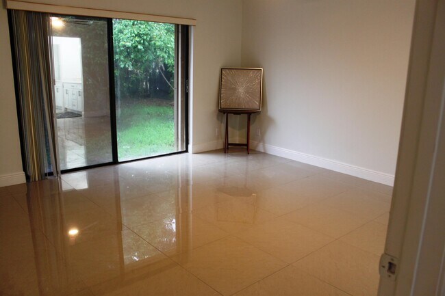 Building Photo - 1518 Primrose Ln