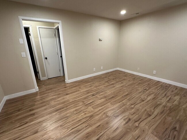 Building Photo - Duplex Front Unit!!!