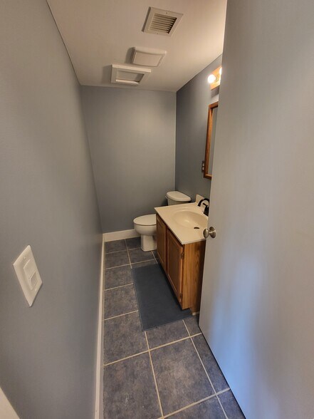 1/2 Bath - 18 Beachwood Bay Dr