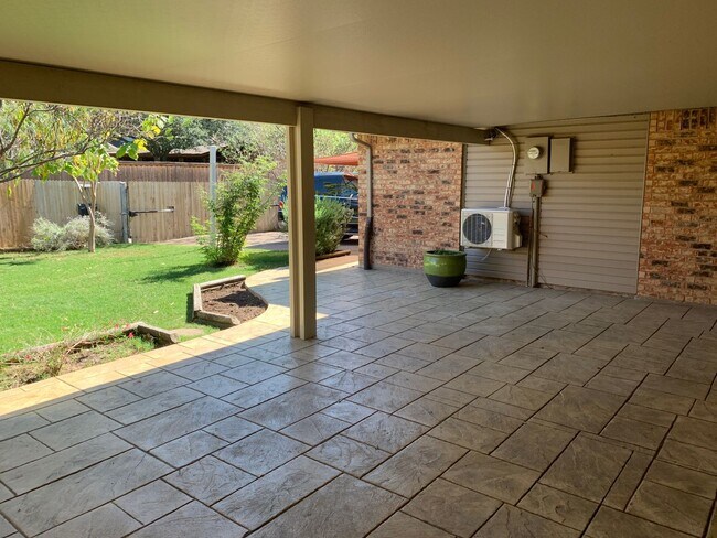 Building Photo - Move-In Ready 3-Bedroom in Sought-After Al...