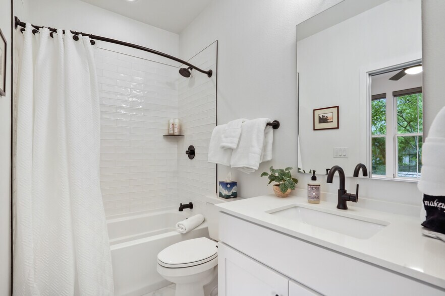 Building Photo - 3809 Valley View Rd