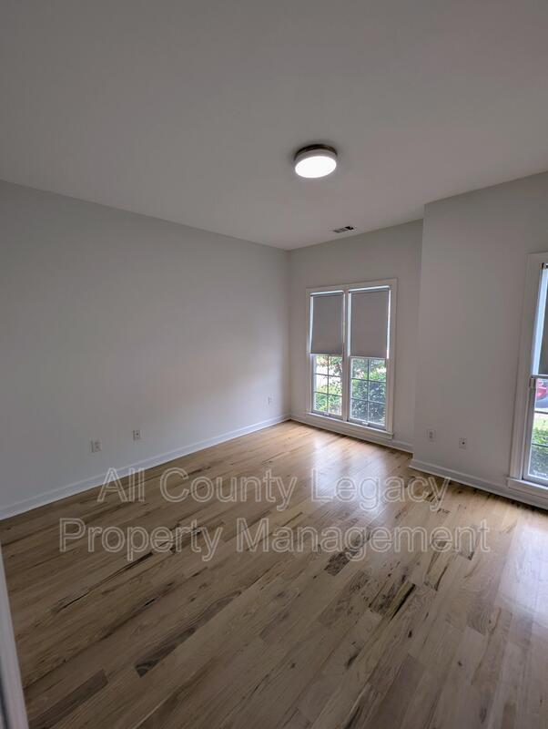 Building Photo - 2140 Glenhurst Dr