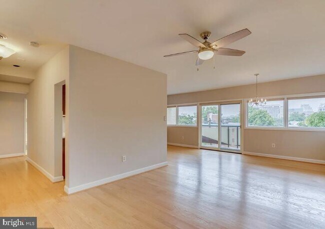 Building Photo - 4720 Chevy Chase Dr