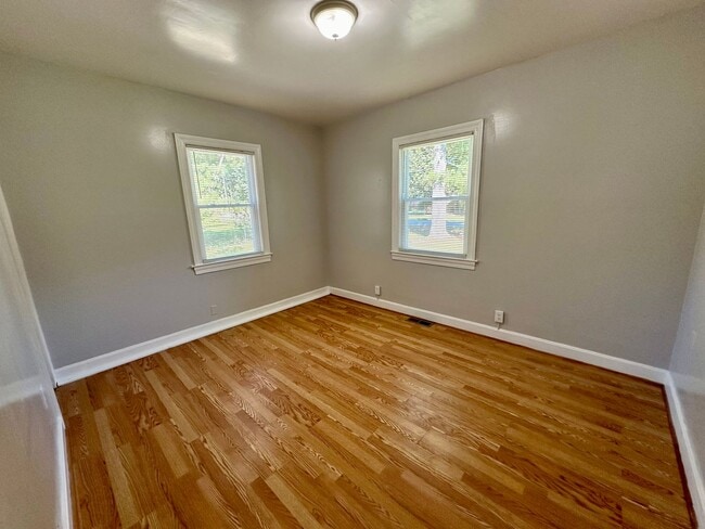 Building Photo - Newly Renovated 2 Bedroom 1 Bathroom Home