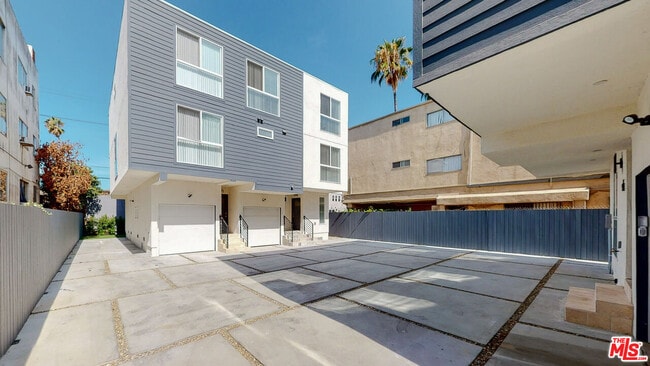 Building Photo - 953 N Mariposa Ave
