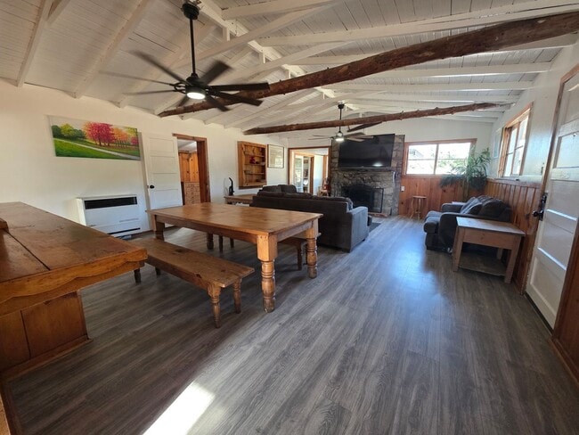 Building Photo - MOVE-IN SPECIAL!! Get 50% off your first m...